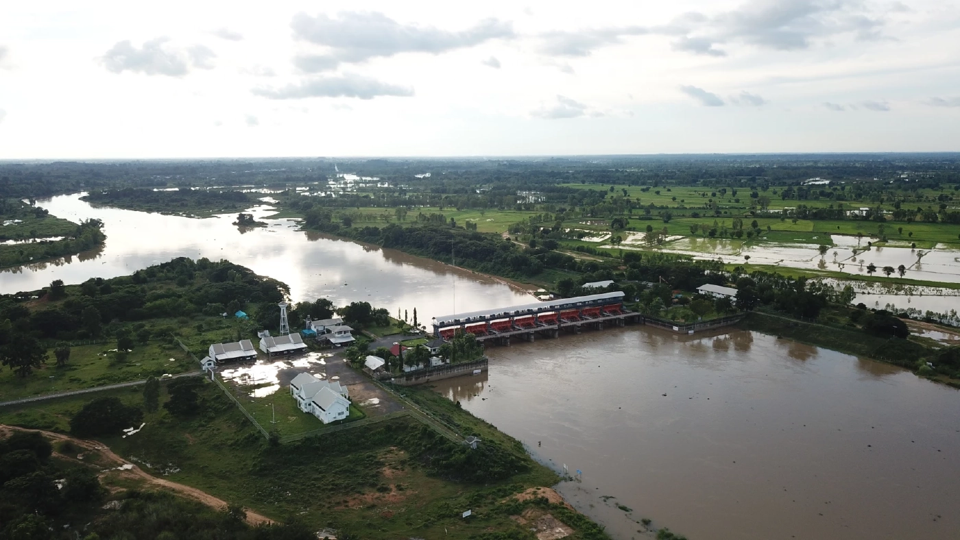 เมืองอุบลฯ เริ่มวิกฤต! ถูกน้ำตีวงล้อม  หลายจุดขึ้นธงแดง