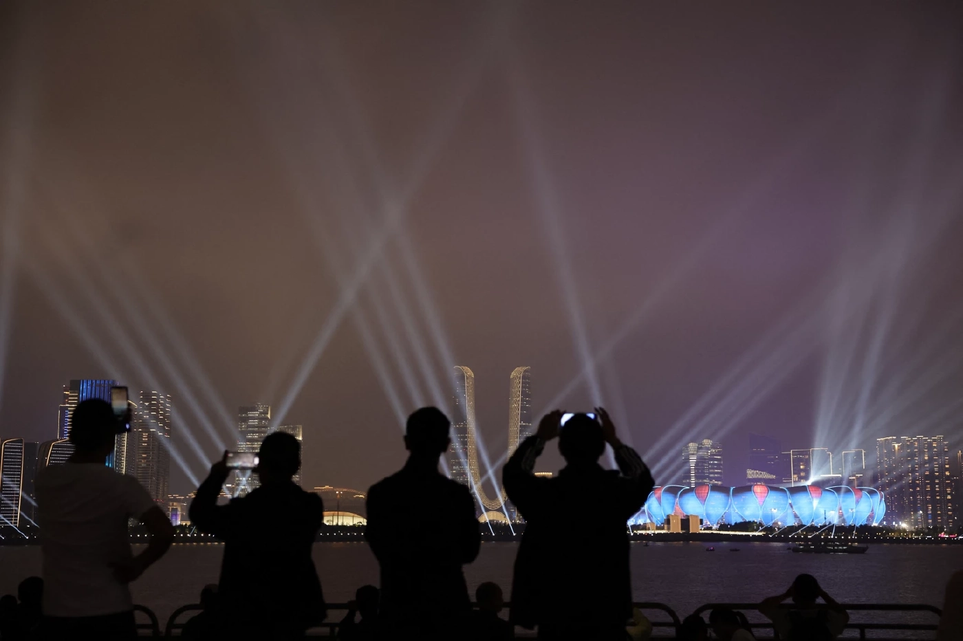 พิธีเปิด “เอเชียนเกมส์” สุดล้ำ ใช้ดิจิทัลจุดคบเพลิง-แสดงพลุ