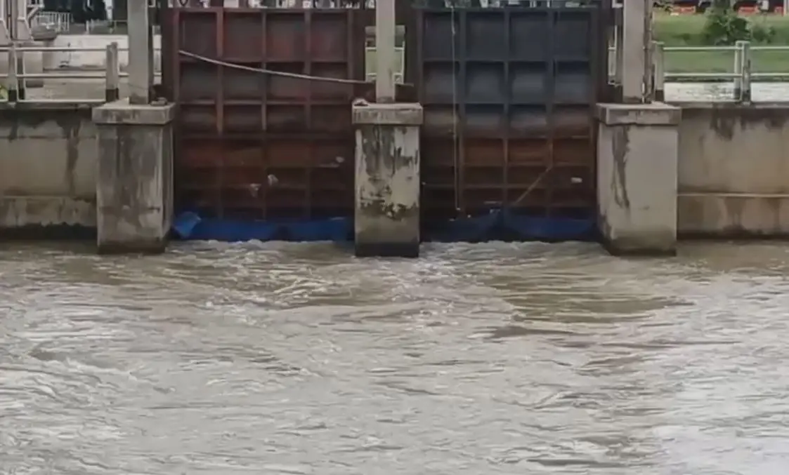 อานิสงส์ฝนตก เขื่อนพิมายปล่อยน้ำ ชาวบ้านหาปลา ขายสร้างรายได้เสริมคึกคัก