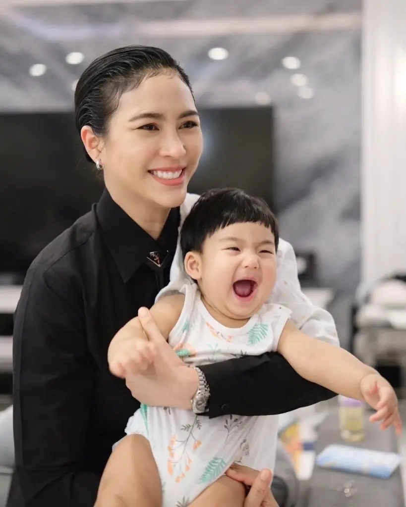 มัดรวมภาพ "น้องพีร์เจ" ขึ้นแท่นขวัญใจโซเชียลฮอตไม่แพ้ พ่อพุฒ-แม่จุ๋ย