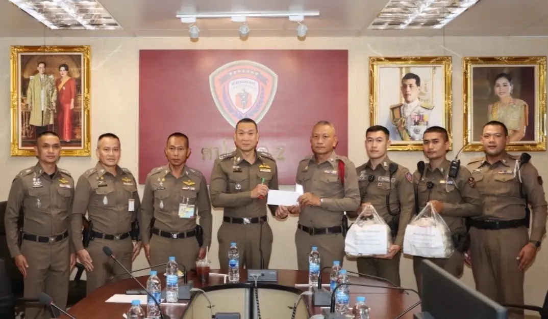 ชื่นชม 4 ตร.สน.ทางด่วน 2 ยกย่อง "สุภาพบุรุษจราจร" สกัดจับหนุ่มจีนอุ้มสาว
