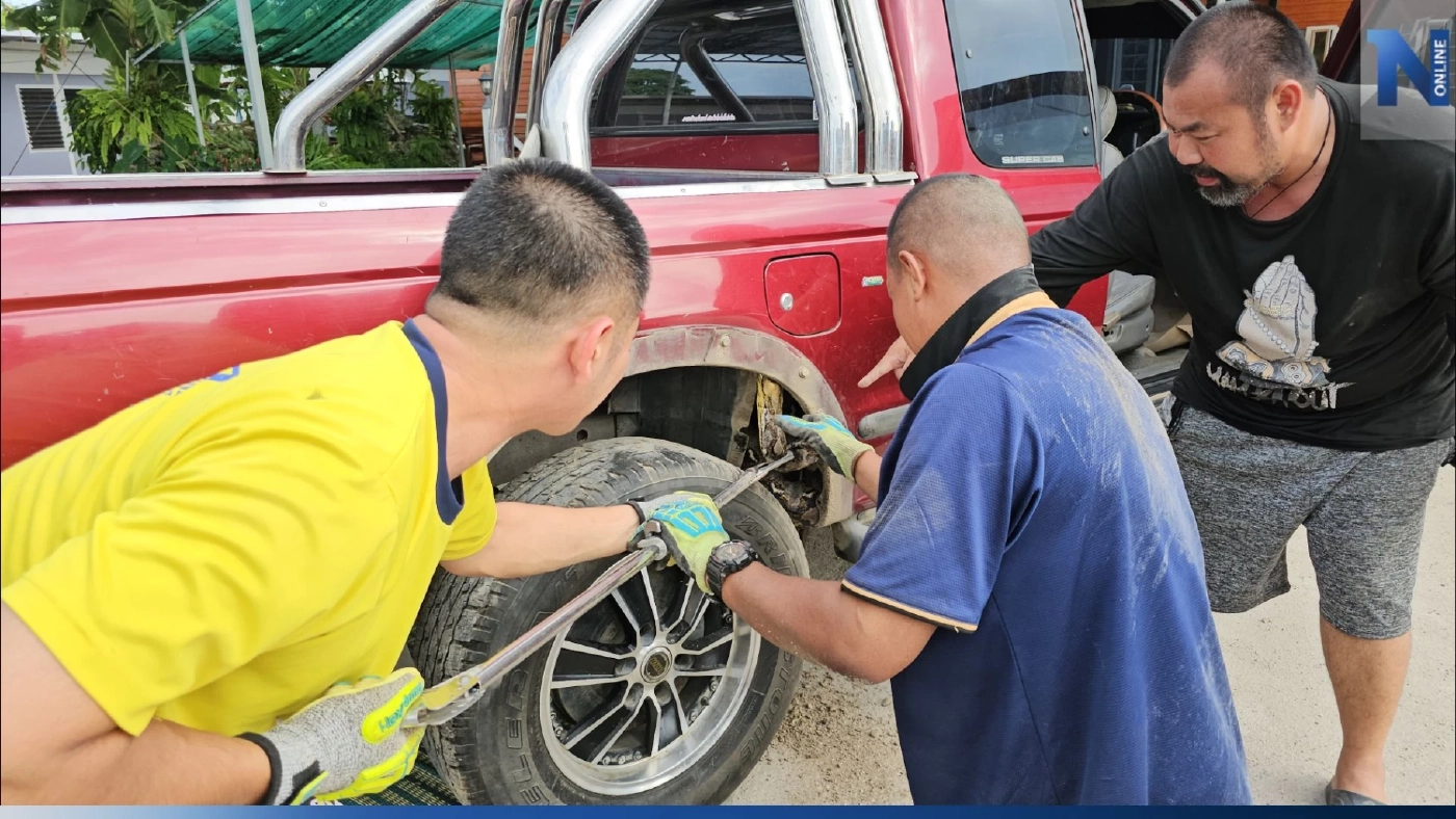 งูเหลือมยักษ์ 4 เมตร ขดใต้ท้องกระบะ กู้ภัยช่วยเอางูออก