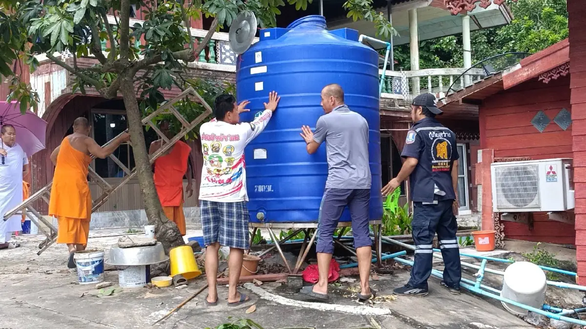 ระทึก ! กู้ภัยฯ รุดช่วยคุณตา พลัดตกถังน้ำ 2,000 ลิตร หวิดขาดออกซิเจน