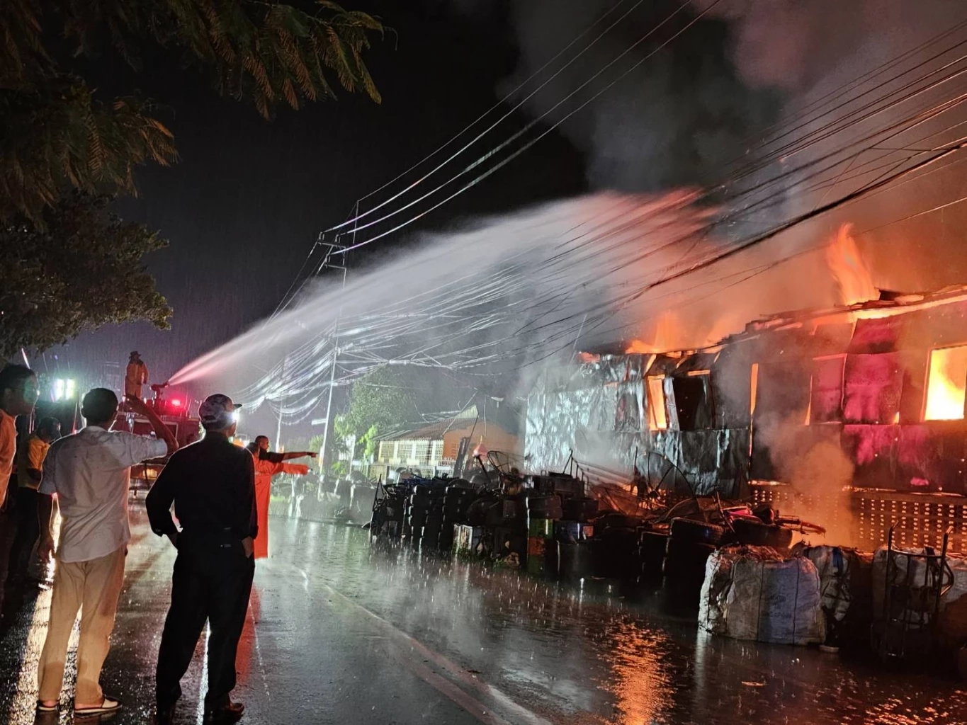 ระทึก! ไฟไหม้ร้านของเก่า กลางเมืองปราจีนบุรี เผาวอดวัตถุโบราณจำนวนมาก