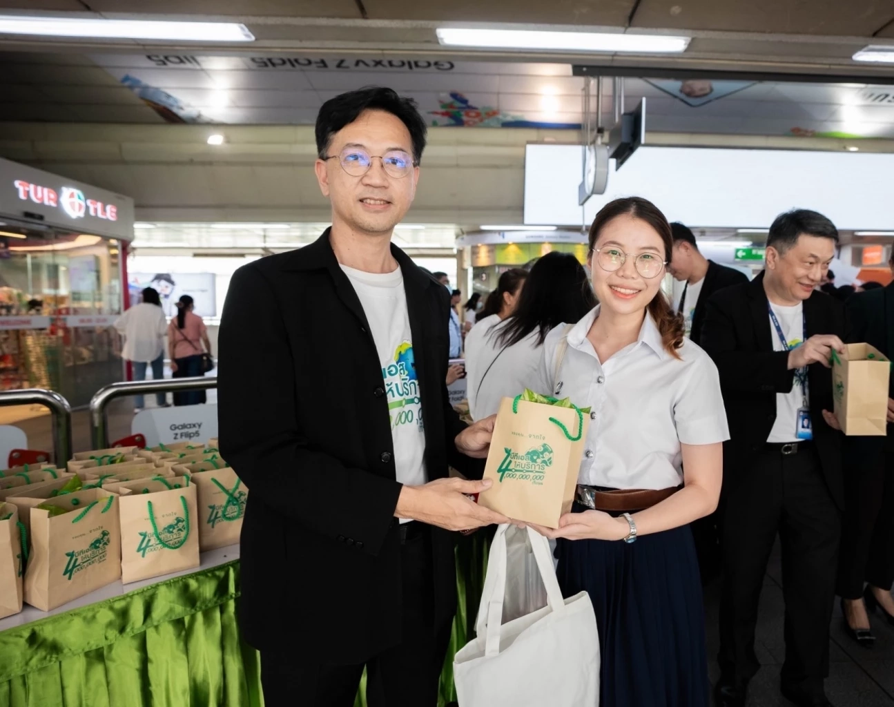 ดีเดย์ บีทีเอสฉลองให้บริการครบ 4,000 ล้านเที่ยวคน แจกต้นไม้ฟอกอากาศฟรี