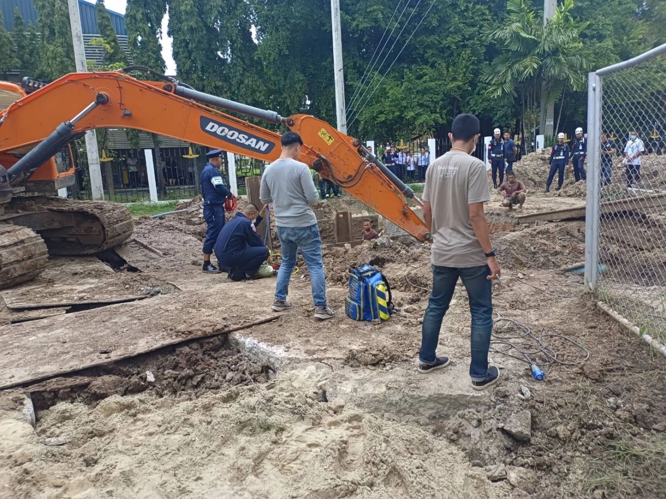 สลด คานกันดินสไลด์หล่นทับร่างคนงานดับ คาอุโมงค์ร้อยสายไฟ ย่านดอนเมือง