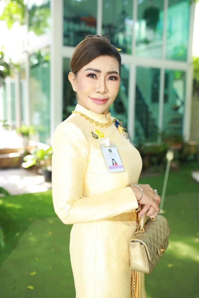 รู้จัก ‘พญ.นวลสกุล บํารุงพงษ์’ ภรรยาคนสวยนพ.ชลน่าน ที่ปรึกษา รมว.สาธารณสุข