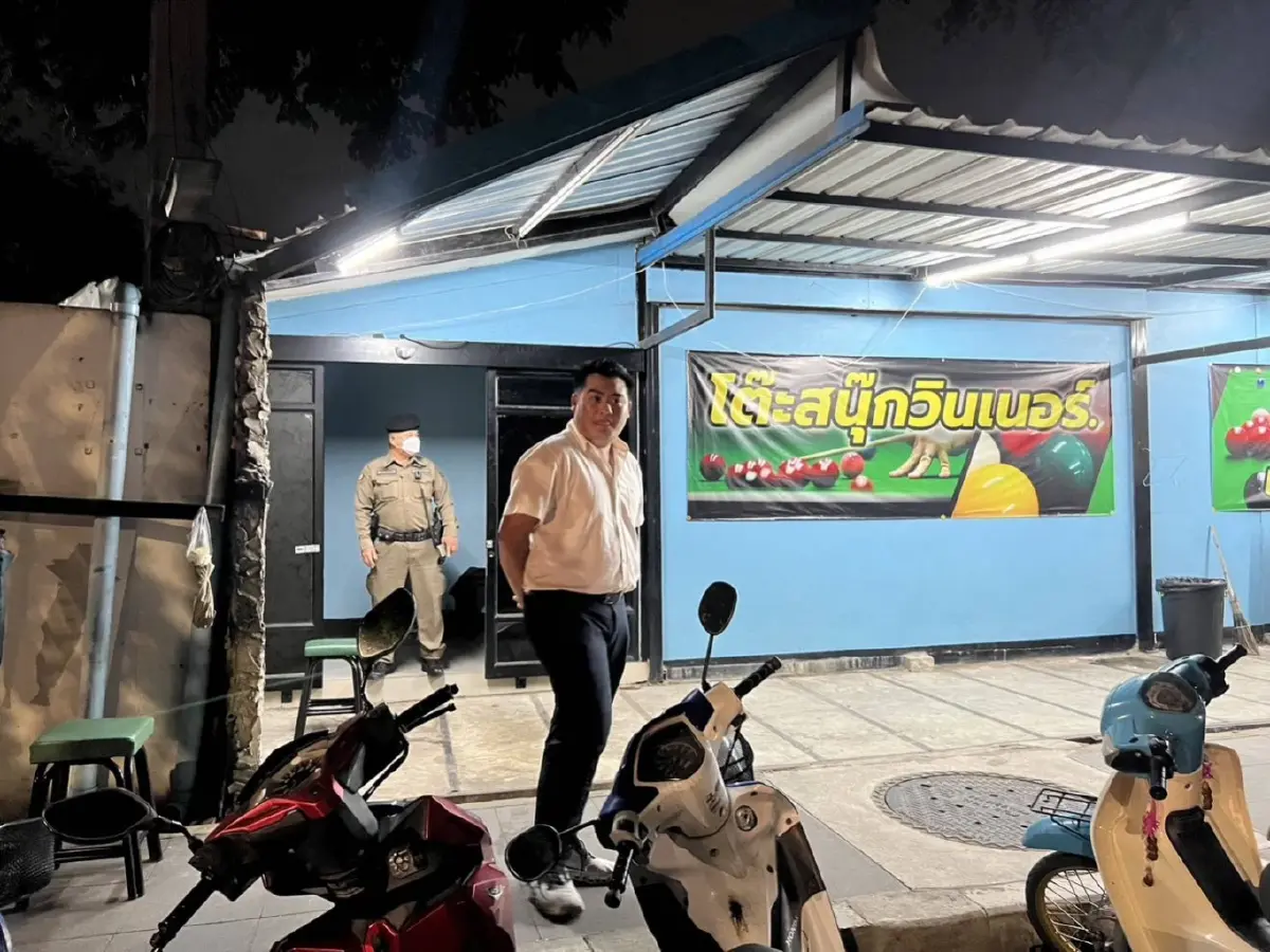 ตร.สนธิกำลังบุกทลายบ่อนไฮโล ภายในโต๊ะสนุก ย่านลาดพร้าว รวบผีพนัน 17 คน