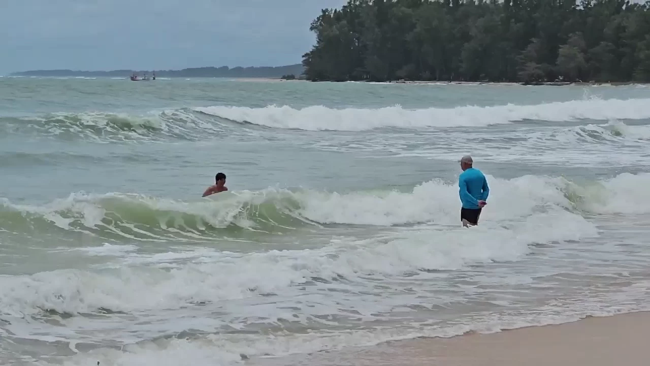 เร่งค้นหา หนุ่มคาซัคสถาน เล่นน้ำหาดในยาง ภูเก็ต ถูกคลื่นซัดจมหาย