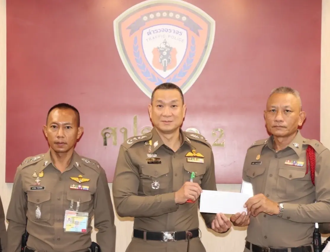 ชื่นชม 4 ตร.สน.ทางด่วน 2 ยกย่อง "สุภาพบุรุษจราจร" สกัดจับหนุ่มจีนอุ้มสาว