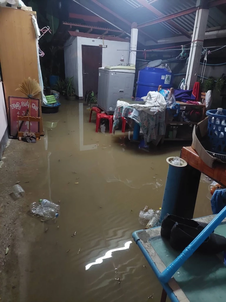 ระทึก! "น้ำป่า" ทะลัก ม.พะเยา กลางดึก นศ.ขนของหนีน้ำกันจ้าละหวั่น (มีคลิป)