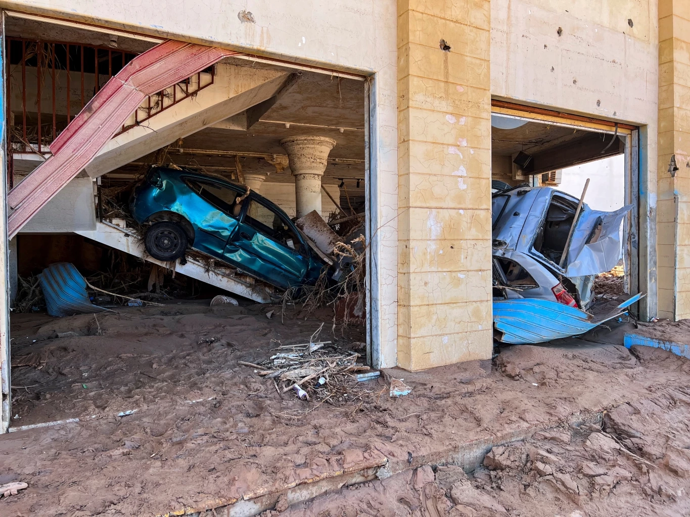 ลิเบียหวั่นเหยื่อน้ำท่วมอาจถึง 20,000 เร่งฝังศพที่เกลื่อนถนน