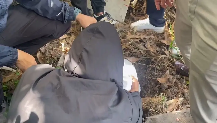 คนงานบ้านกำนันนก พาชี้จุดฝังปืนใช้ปลิดชีพ "สารวัตรทางหลวง" พบยังขึ้นลำอยู่