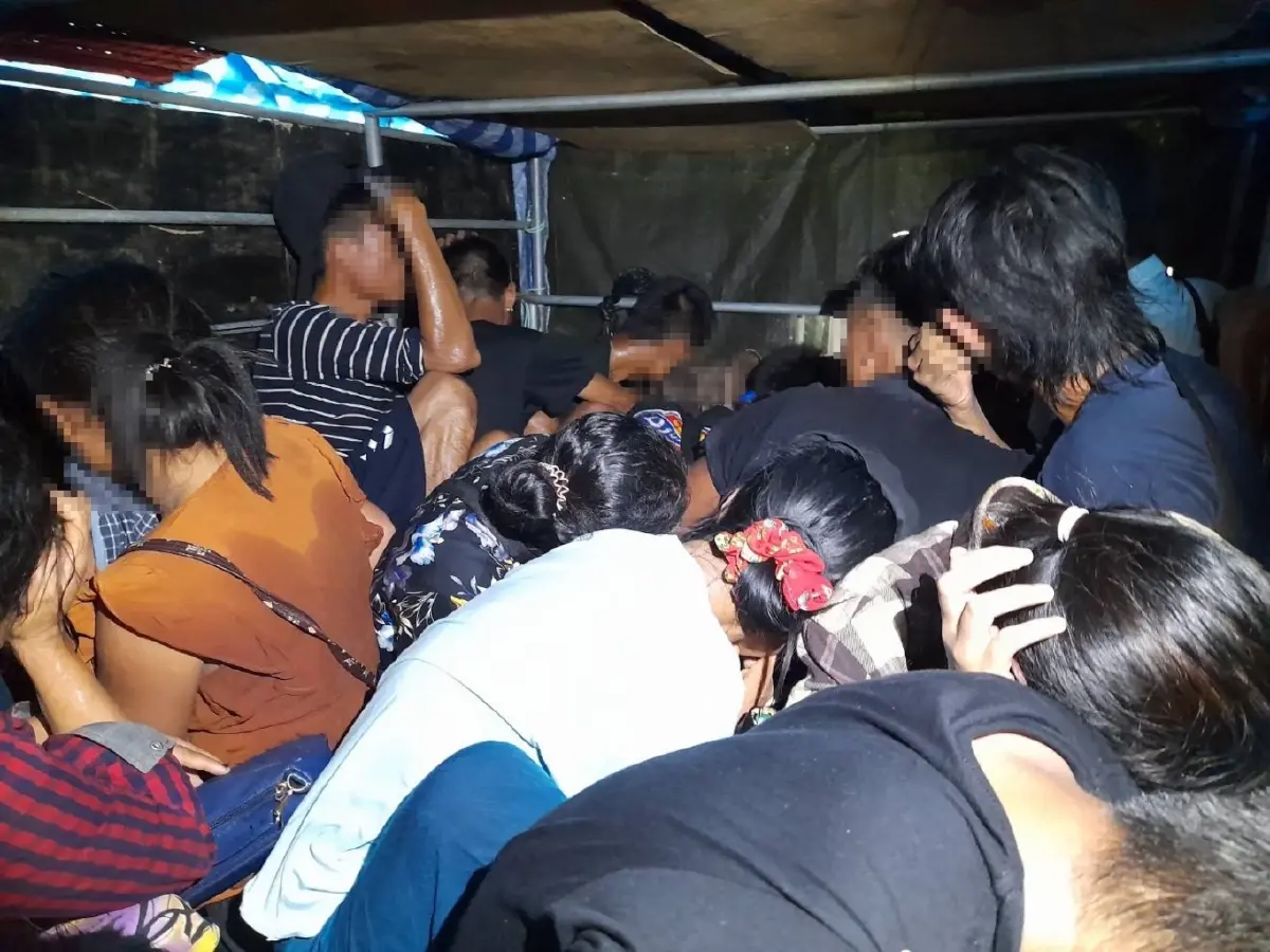ตร.ทางหลวง สกัดกระบะขน 20 แรงงานเมียนมาร์ คาเส้นทางด่านช้าง