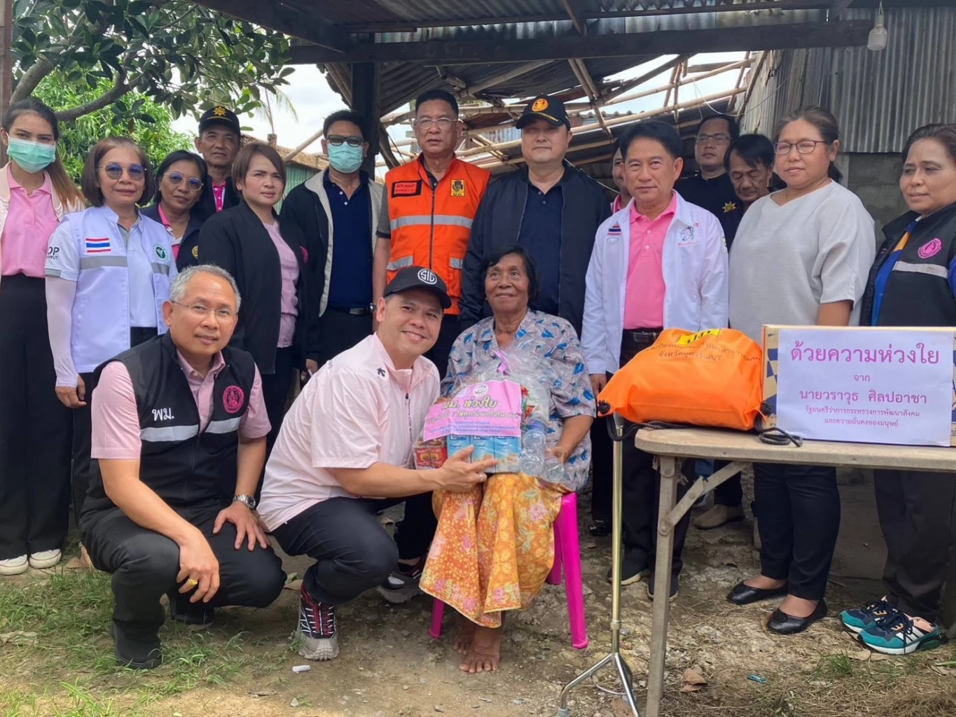 "วราวุธ" ลงพื้นที่ติดตามให้ความช่วยเหลือผู้ประสบเหตุวาตภัย จ.สุพรรณบุรี