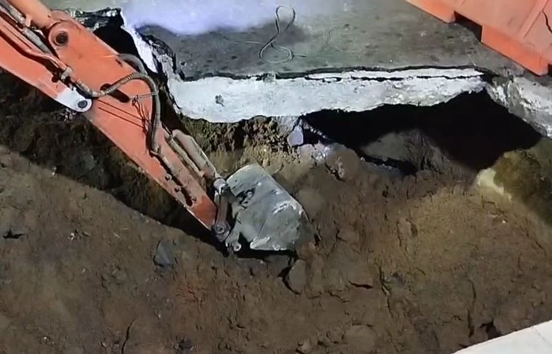 ระทึก ถนนลาดพร้าวทรุดตัว ลึก 2 เมตร จนท.เร่งเคลียร์พื้นที่