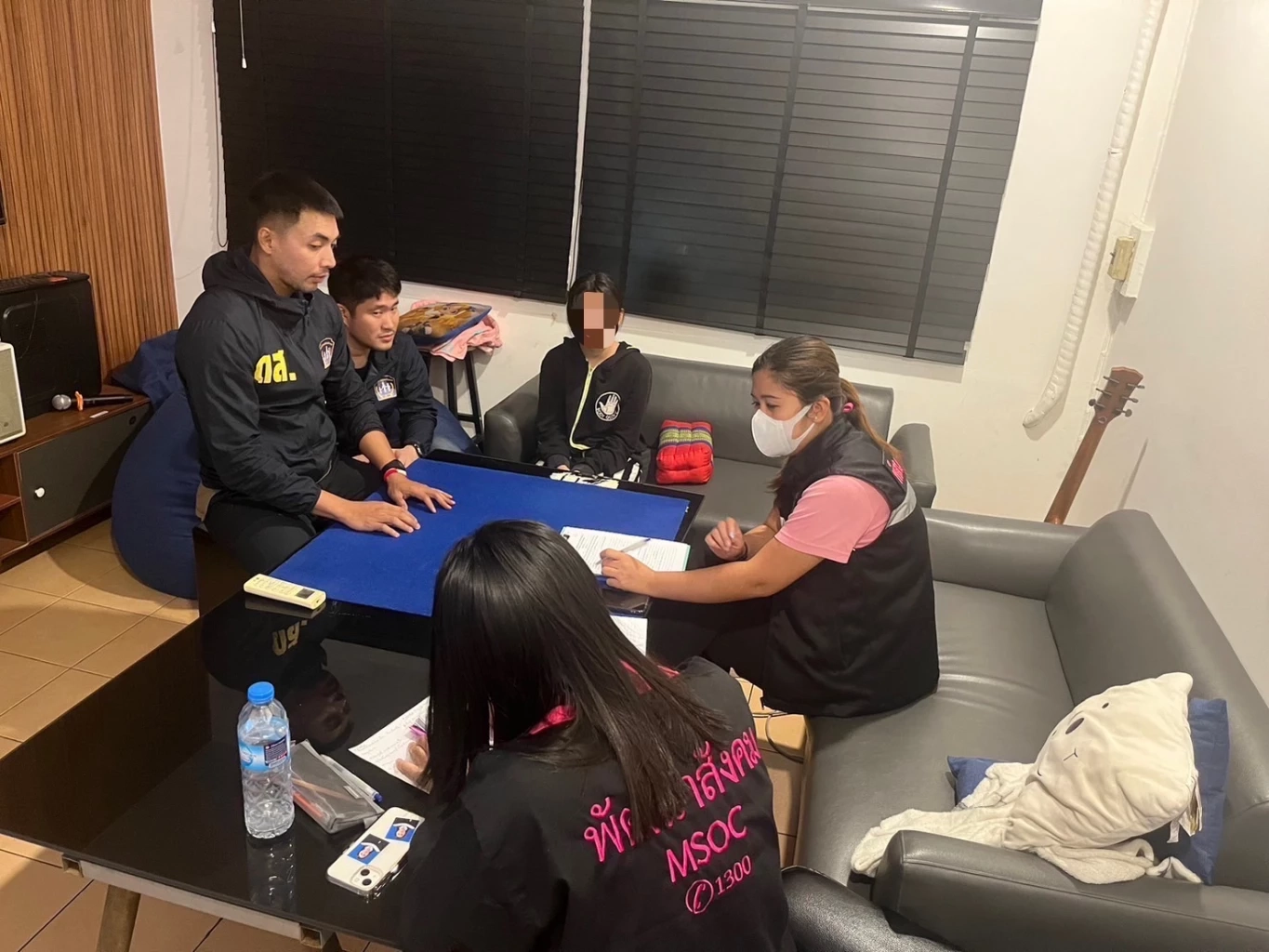 ดส.ทลายคาราโอเกะย่านจรัญฯ ช่วย 3 เด็กสาวลาวถูกบังคับนั่งดื่มกับลูกค้าหื่น