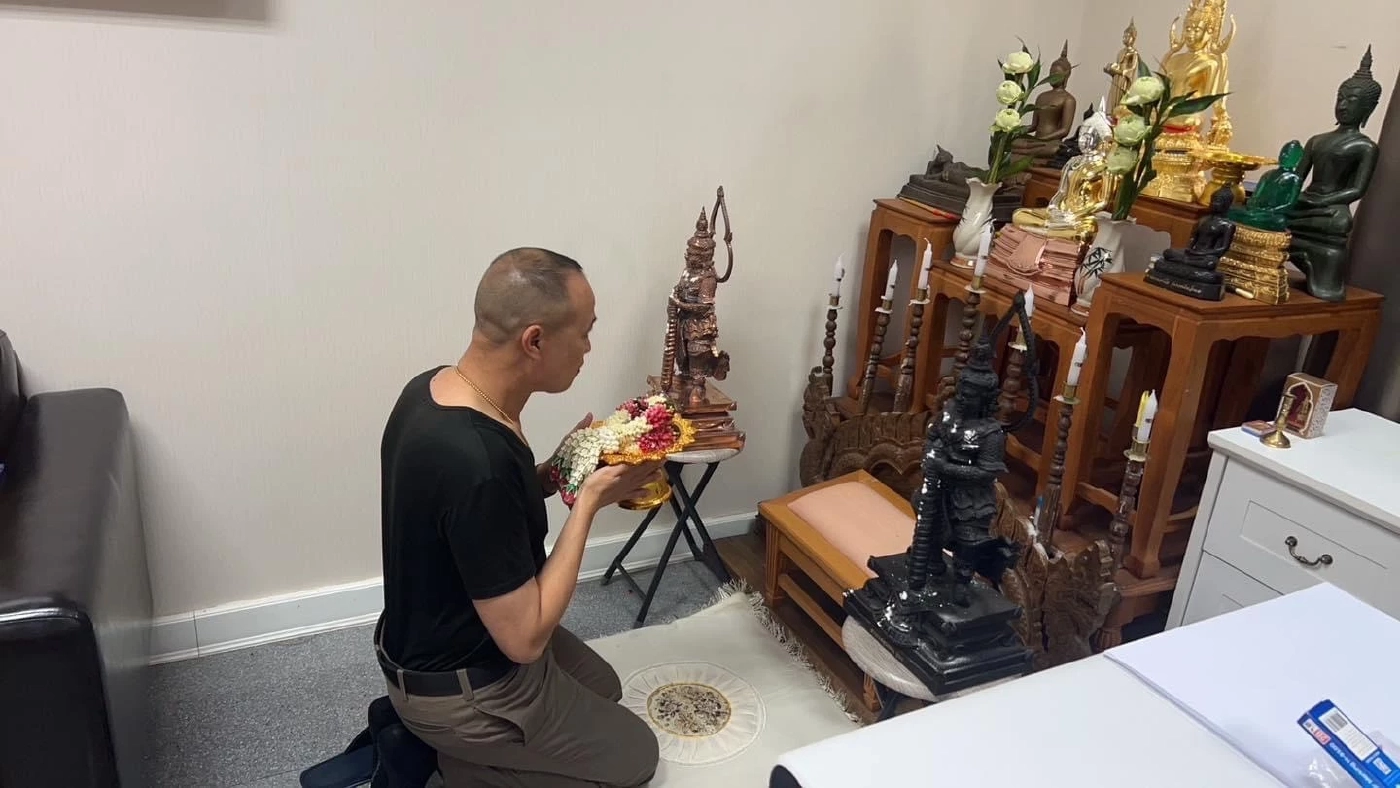 "เสธ.หิ" ให้กำลังใจ "พล.ต.ท.ไตรรงค์" มั่นใจน้องไม่รู้ "บิ๊กโจ๊ก" อยู่ในบ้าน