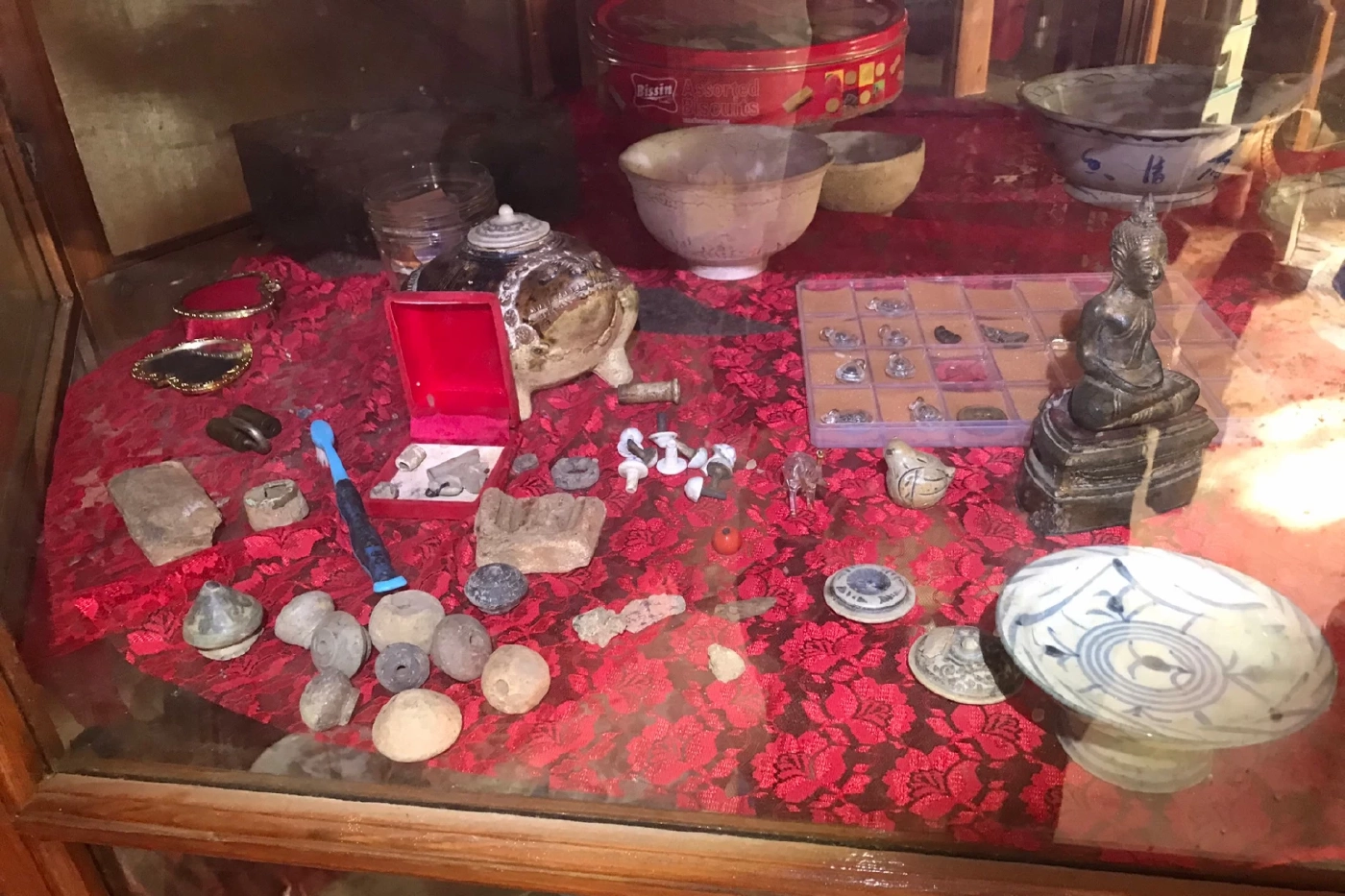 รวบ แก๊งลอบขุดค้นวัตถุโบราณ โพสต์ขายสร้างรายได้ 10 ล้านบาท