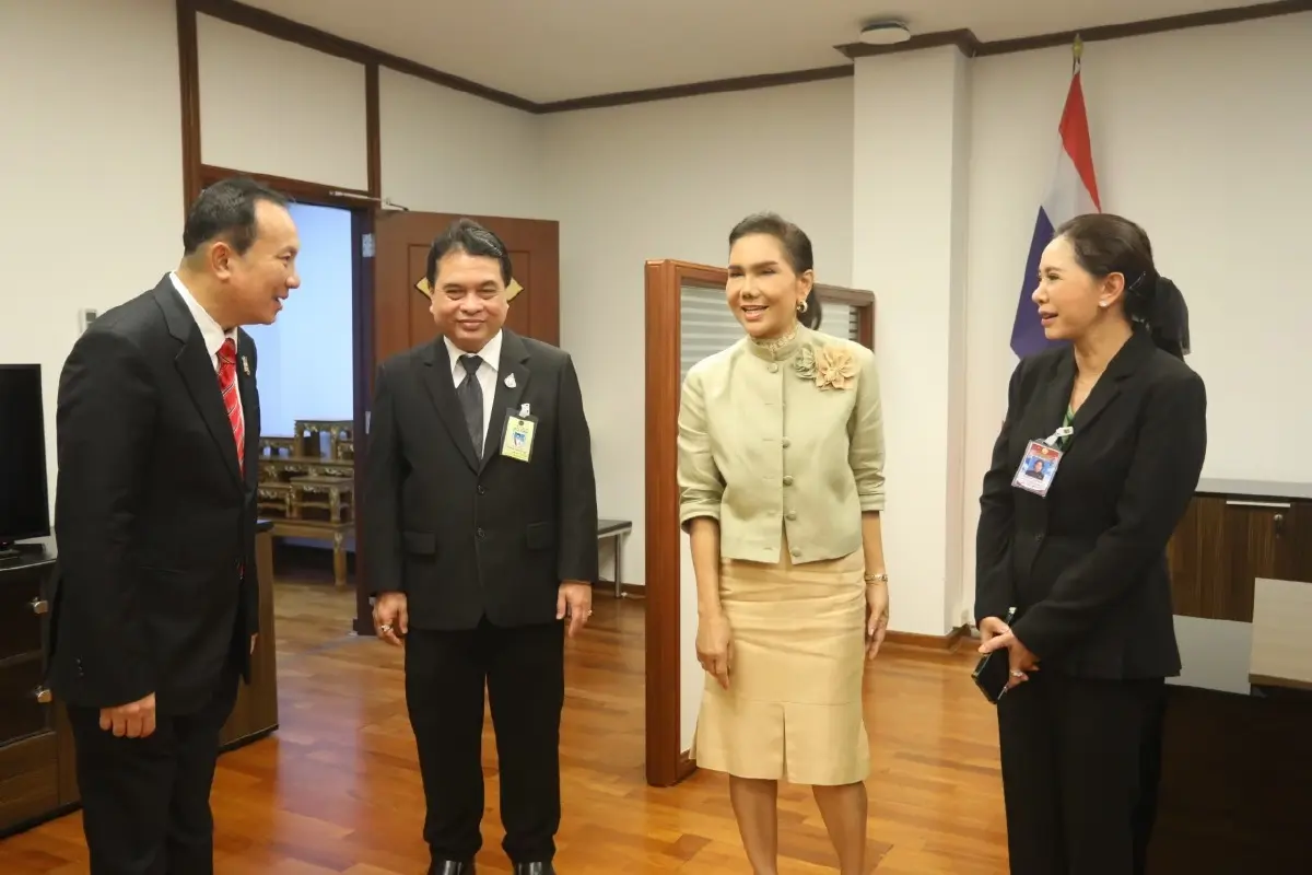 ภรรยารองนายกฯ ร่วมรับรองผู้มาแสดงความยินดี