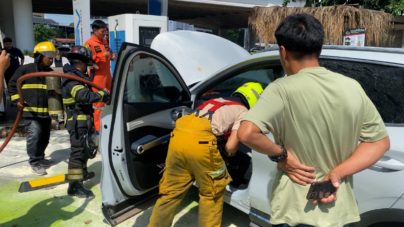 BYD พบแล้ว สาเหตุ "ATTO 3" ป้ายแดง จอดชาร์จควันท่วม ที่แท้แค่น้ำยาแอร์รั่ว