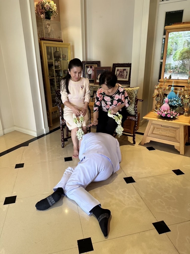 วราวุธ ขอพรแม่-พี่สาว ก่อนเริ่มงานใหม่ รมว.พัฒนาฯ