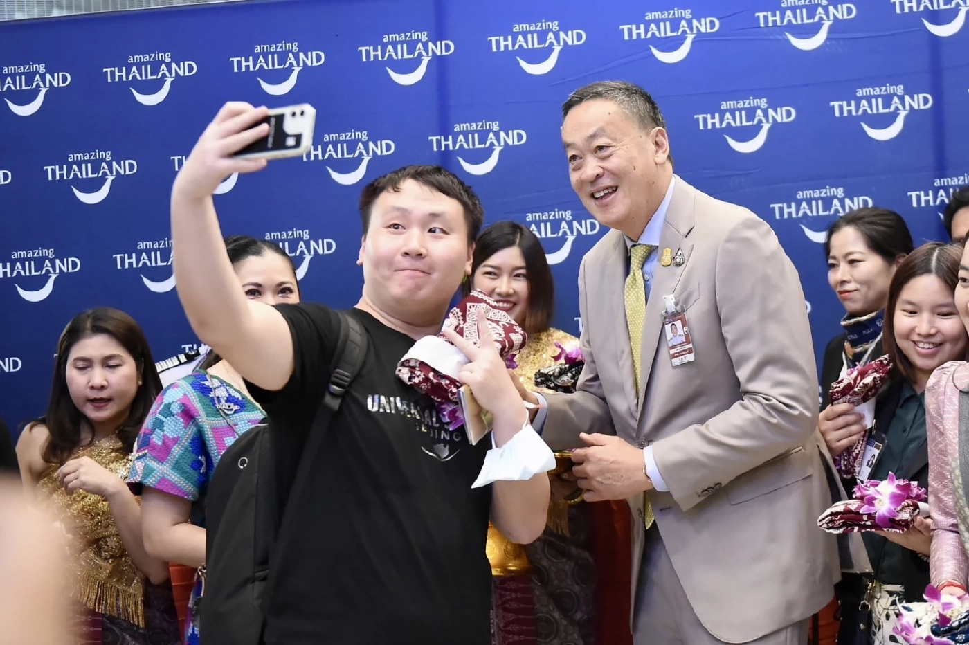 "นายกฯ" ต้อนรับนักท่องเที่ยว ประเดิมไฟล์ทแรกตามมาตรการ "วีซ่าฟรี"