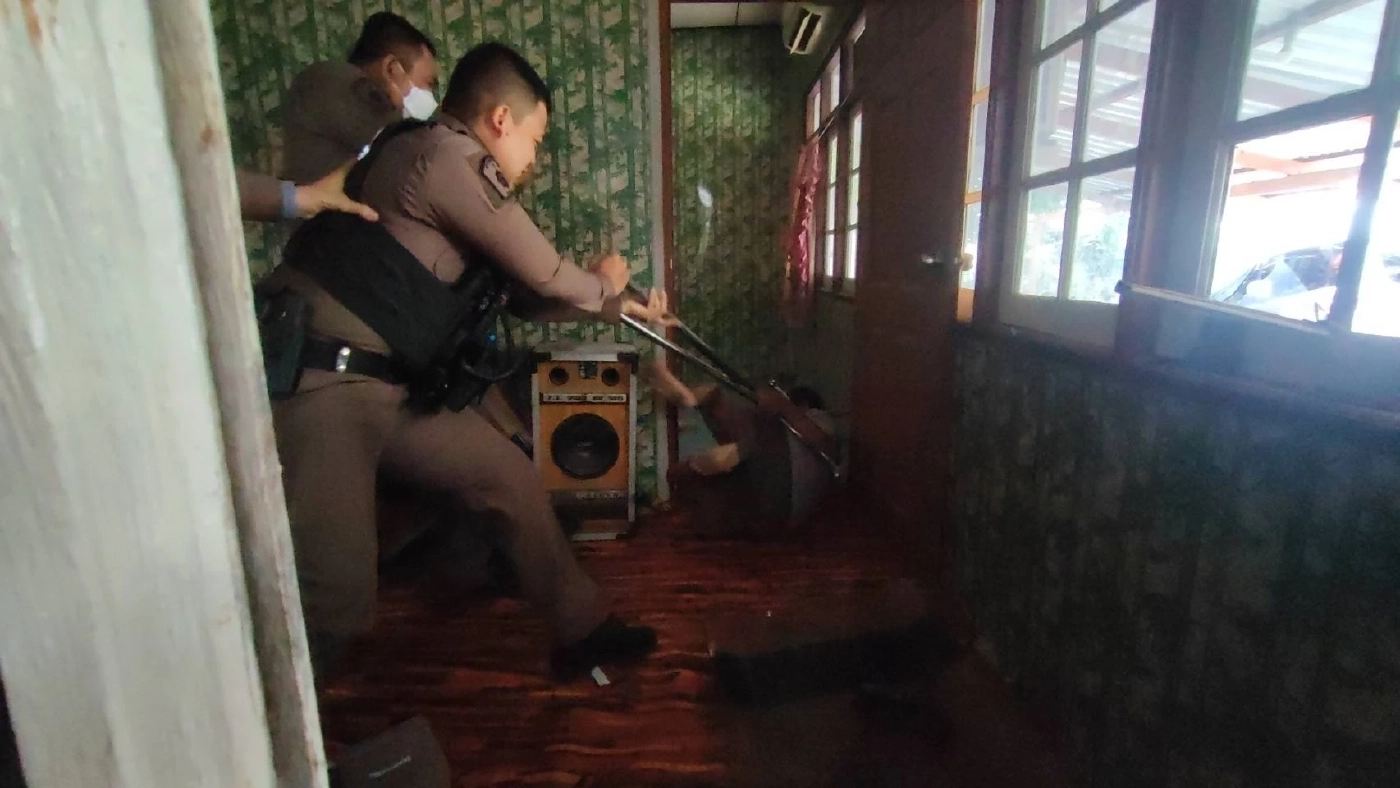 ชายคลั่งยาใช้มีดฟันหัวเพื่อนบ้านเจ็บสาหัส