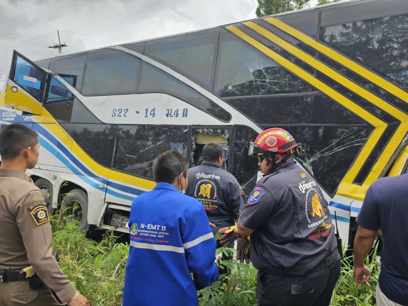 ระทึก รถบัสเสียหลักตกถนน ชนแบริเออร์ซ้ำ ดับ 2 สาหัส 2