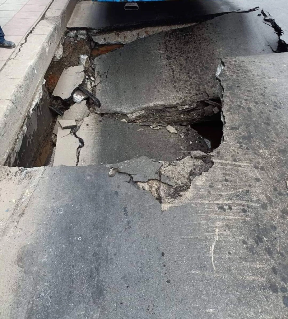 ระทึก ถนนลาดพร้าวทรุดตัว ลึก 2 เมตร จนท.เร่งเคลียร์พื้นที่