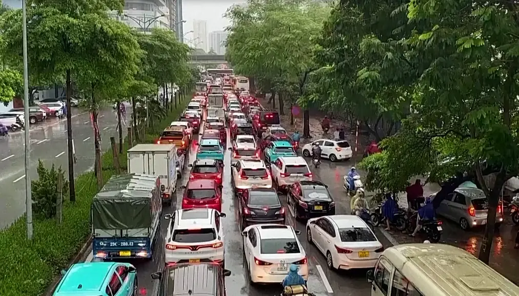 ฝนถล่มเวียดนามอ่วม จราจรฮานอยเป็นอัมพาต