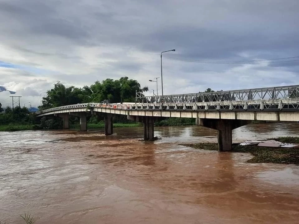 เปิดคลิปนาทีระทึก! สะพานข้ามแม่น้ำปิง เชียงใหม่-ลำพูน พังถล่ม