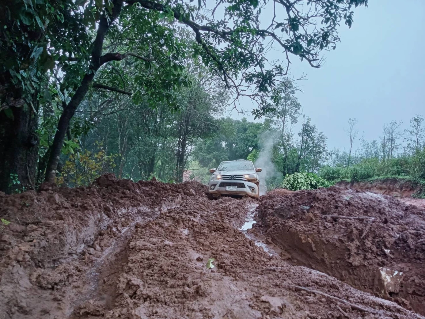 แห่ชื่นชม หมออนามัยเชียงใหม่ บุกป่าลุยเขา ฝ่าถนนดินโคลน ไปเยี่ยมชาวบ้าน