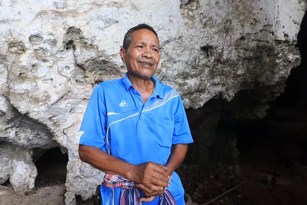 ตื่นตา! พาชมถ้ำสีสันสวยงาม และหินแปลกคล้ายหัว "นกกระเรียน" ที่เกาะสะอัง (คลิป)