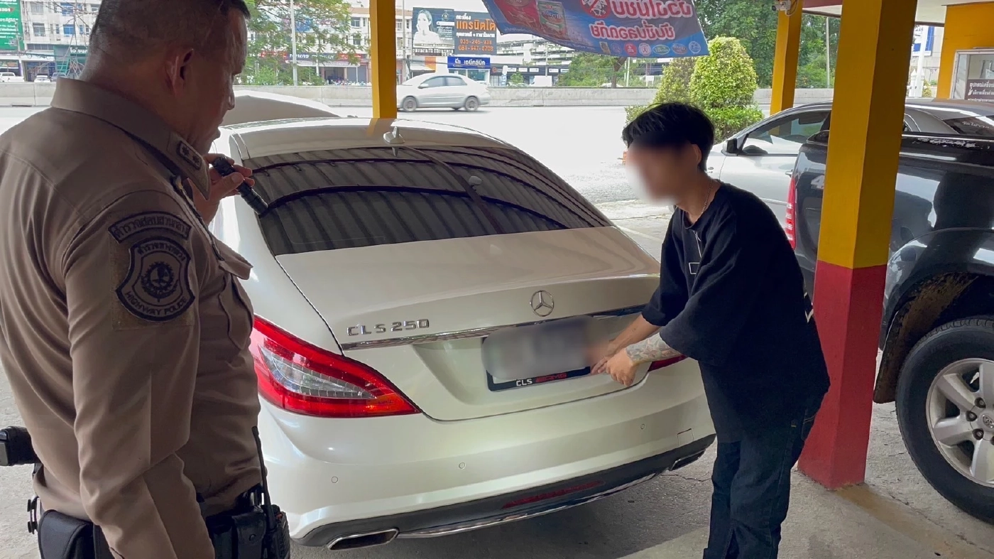 ตร.ทางหลวง สกัดหนุ่ม 22 ปีควบเบนซ์ อ้างไม่รู้ป้ายปลอม