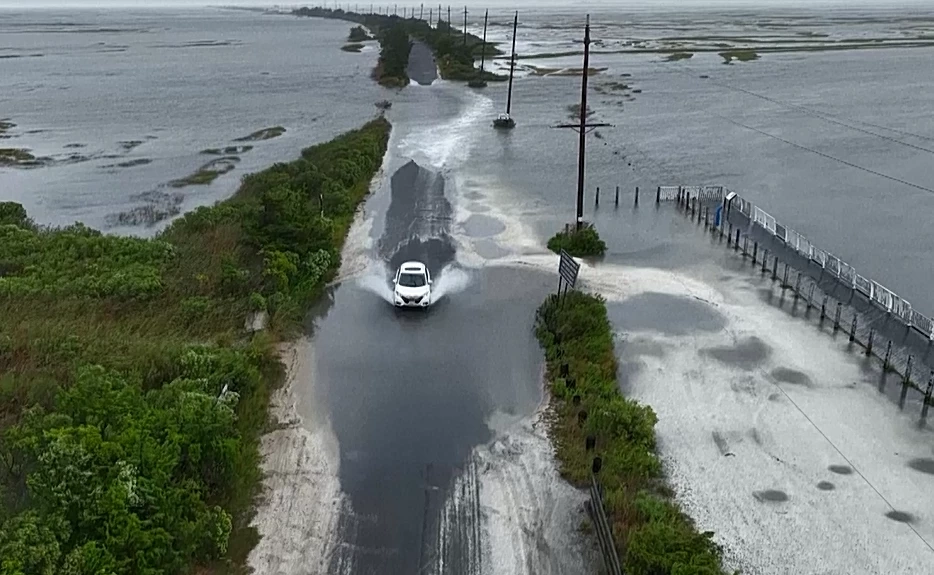 พายุ “โอฟีเลีย” ขึ้นฝั่งสหรัฐฯ ส่งผลน้ำท่วมหนัก