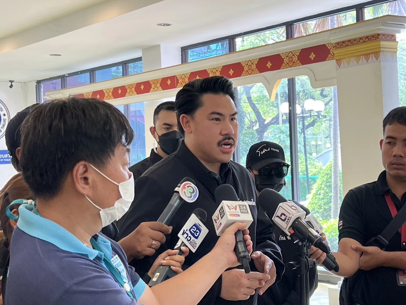 “กัน จอมพลัง” พาเหยื่อสาวถูกรุมโทรม พบ “บิ๊กโจ๊ก” เตรียมยื่นถอนประกันตัว