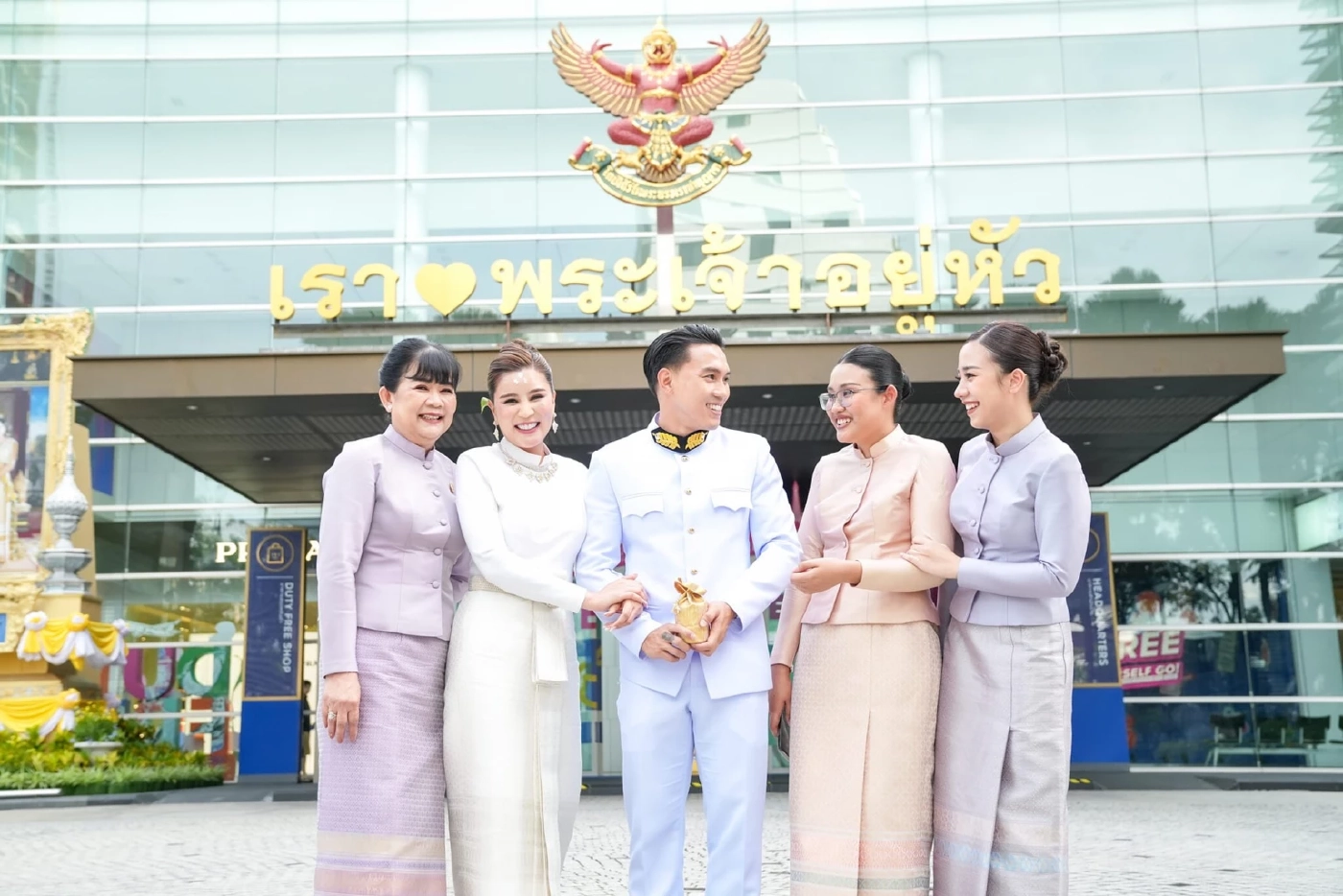 แฟนๆร่วมยินดี ลีซอ ธีรเทพ จูงมือหวานใจ เฟี๊ยต เข้าพิธีสมรสพระราชทาน