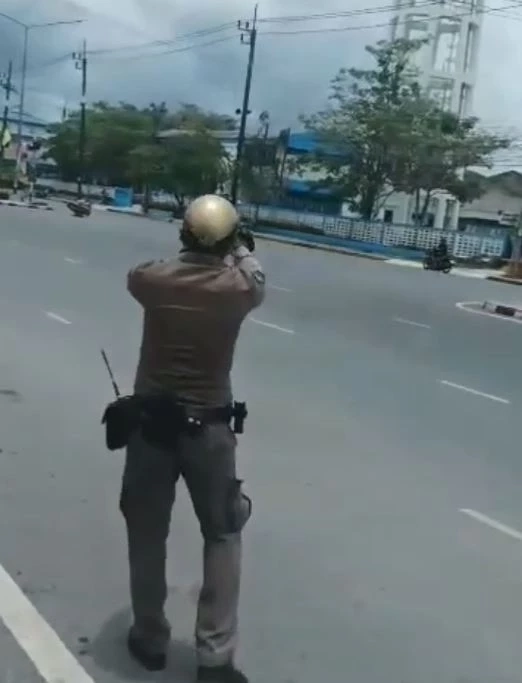 นศ.แตกตื่น หนุ่มคลั่งชิงรถสายตรวจขับหนีเข้ามหาลัย ตร.สกัดจับได้ข้างหอพัก