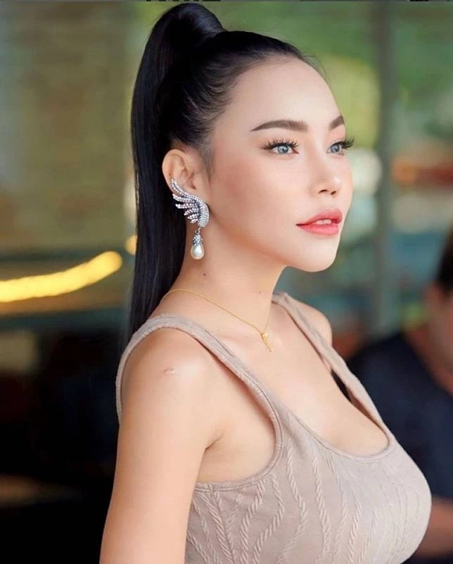  น.ส.อมลวรรณ ศิริกิตติรัตน์ หรือ เอ็มมี่ แม็กชิม 