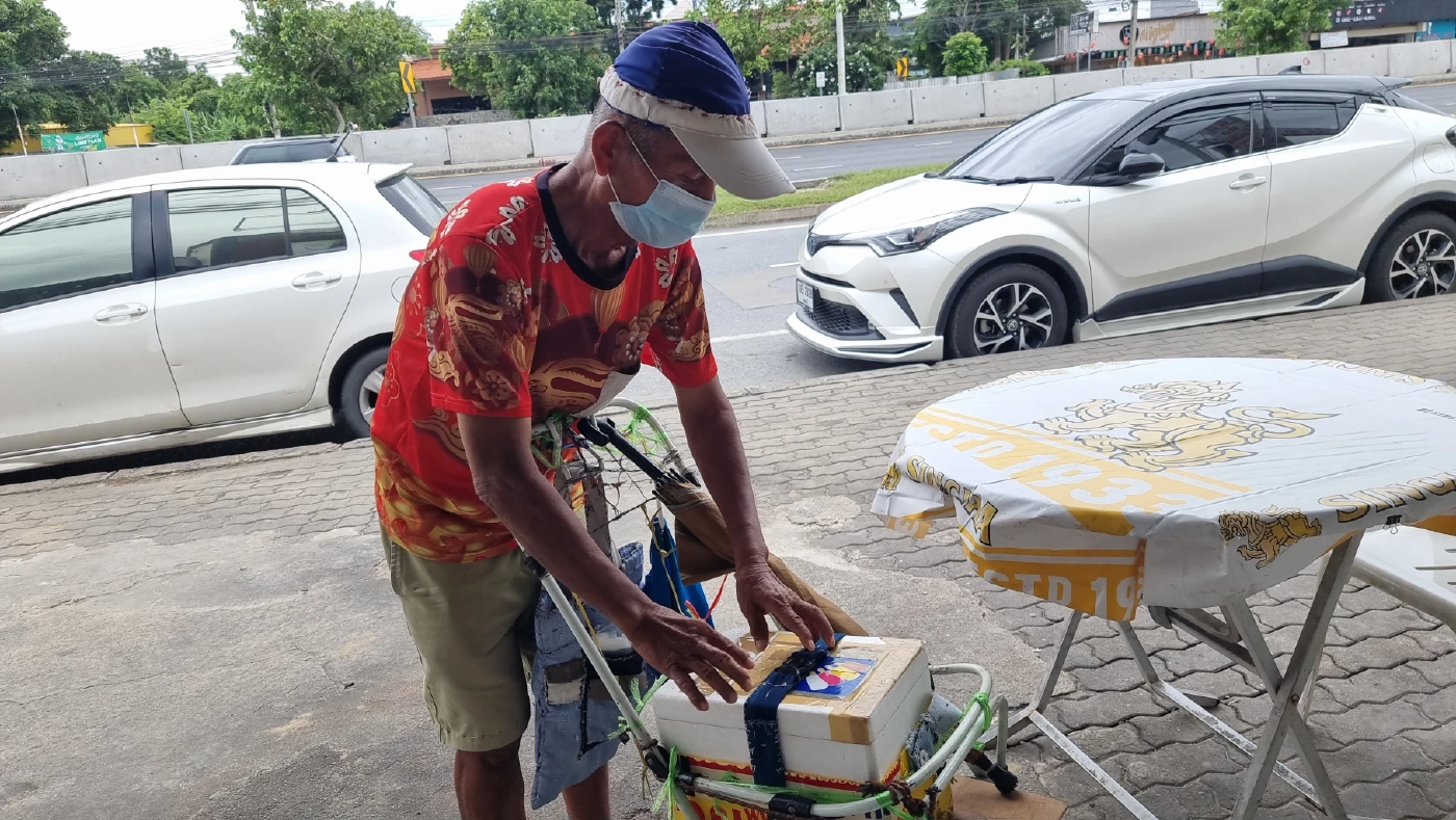 ช่วยลุงตาบอด สู้ชีวิต เร่ขายไอศกรีมได้วันละ 100 บาท