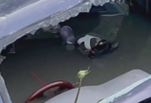 ชายวัย 60 เมาขับรถรับส่งนักเรียน พลิกคว่ำตกคลอง ทำเด็กบาดเจ็บ 10 คน