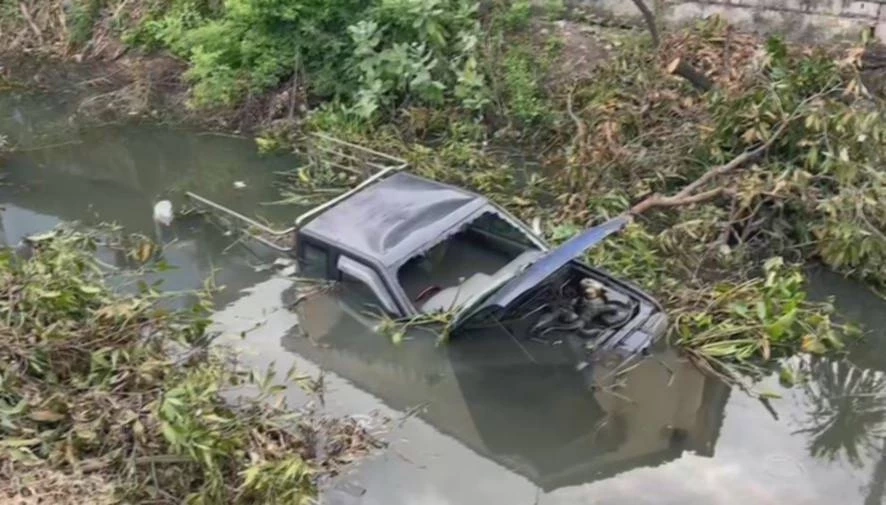 ชายวัย 60 เมาขับรถรับส่งนักเรียน พลิกคว่ำตกคลอง ทำเด็กบาดเจ็บ 10 คน