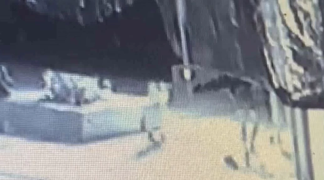 หนุ่มกร่างดักตบ-เตะผู้หญิง ฉุนโดนเตือนอย่าส่งเสียงดังในโรงหนัง