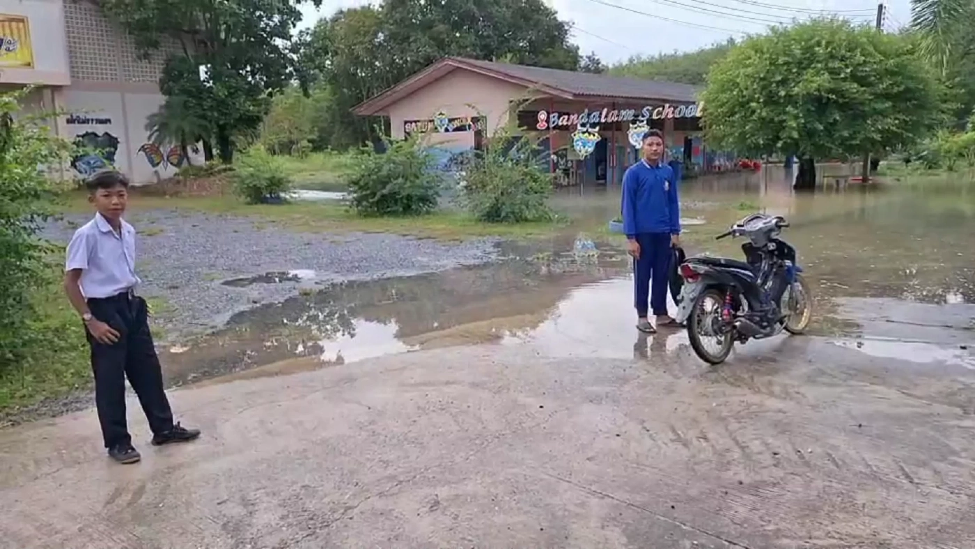 อ.ละงู สตูล ยังอ่วม น้ำท่วม 5 ตำบล น้ำทะเลหนุน สั่งปิดโรงเรียนไม่มีกำหนด