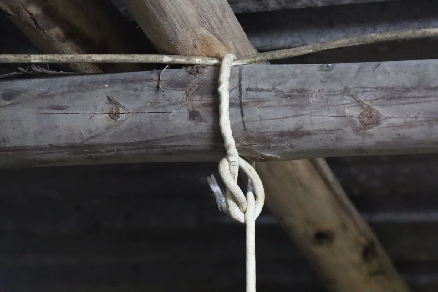 สุดเฮี้ยน! สาวใหญ่น้อยใจผัว ผูกคอดับคาแคมป์คนงาน ที่มีคนผูกคอลาโลกแล้ว 3 ศพ