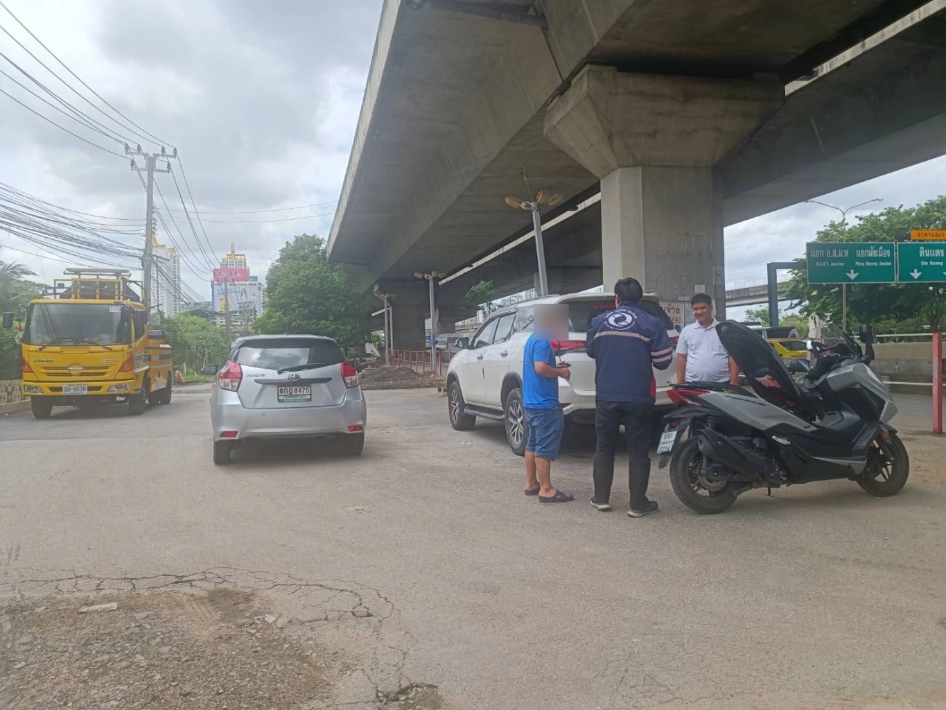 ตำรวจตามรวบหนุ่มจีนจับสาวร่วมชาติ มัดมือมัดเท้า พาขึ้นรถเก๋ง กลางกรุง