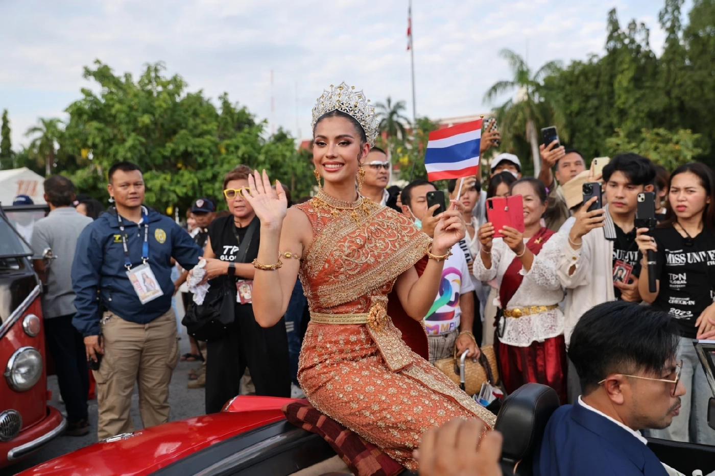ชาวโคราชแห่ต้อนรับ \"แอนโทเนีย โพซิ้ว\" Miss Universe Thailand 2023 (มีคลิป)