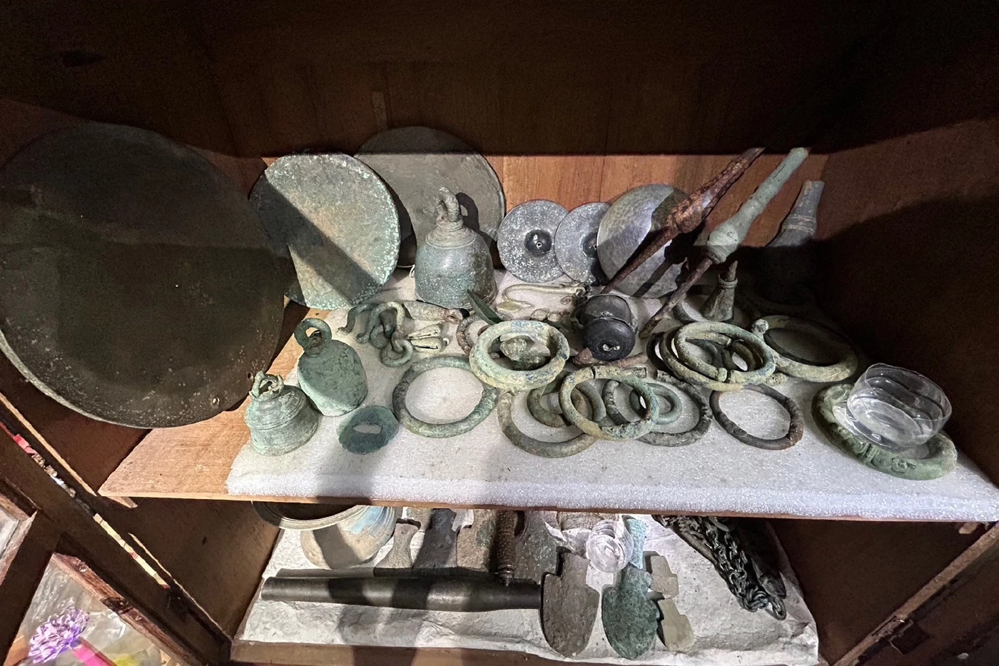 รวบ แก๊งลอบขุดค้นวัตถุโบราณ โพสต์ขายสร้างรายได้ 10 ล้านบาท