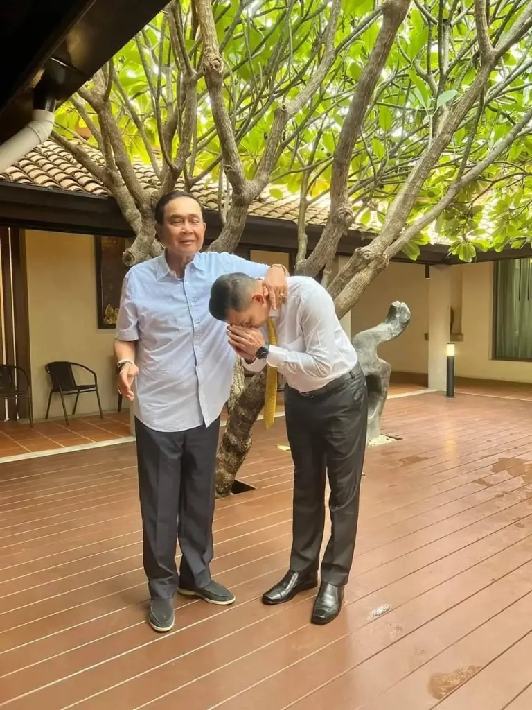 "ธนกร" โชว์ภาพคู่ "ลุงตู่" ยิ้มแย้ม-มีความสุข ฝากความปรารถนาดีถึงคนไทย